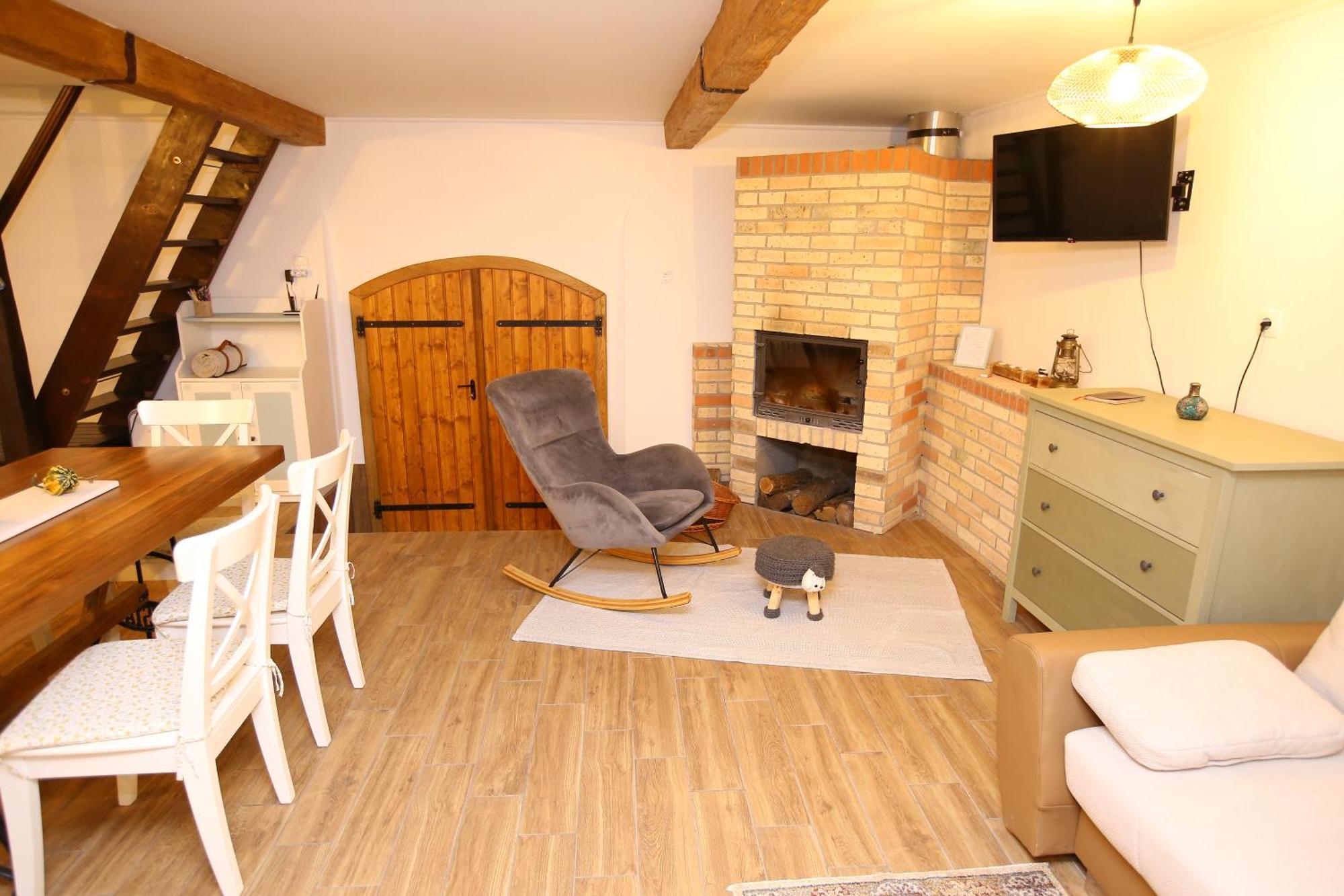 Goher Pince Es Vendeghaz Apartment Csaszartoltes Luaran gambar